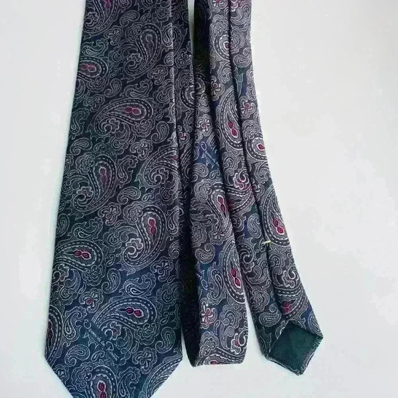 Oscar De La Renta Classic Pasley Tie. - Picture 3 of 4